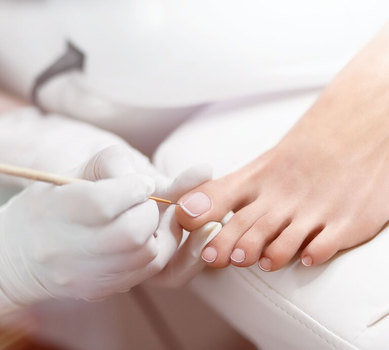 Professionelle Pediküre bzw. Nagelpflege an einem Frauenfuß | © Shutterstock/Lyashenko Egor