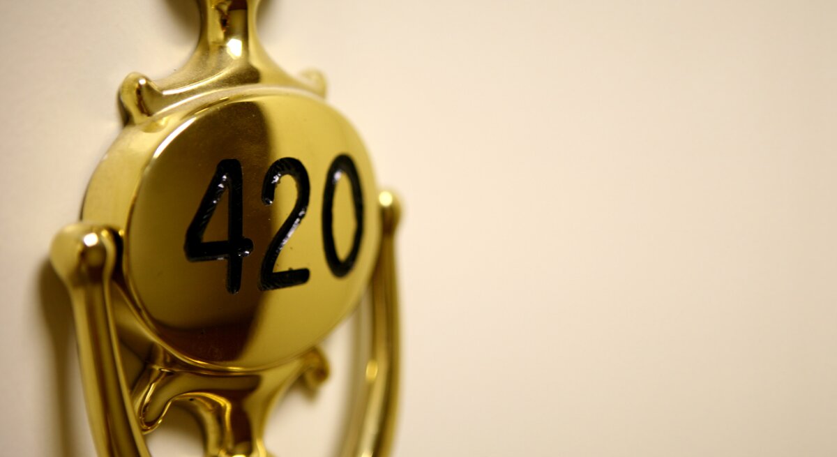 Eine Schild mit der Zahl 420.