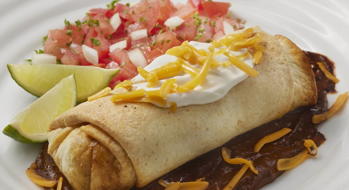 Chimichanga mit Sour Cream und Käse überbacken zu Tomatensalat. 