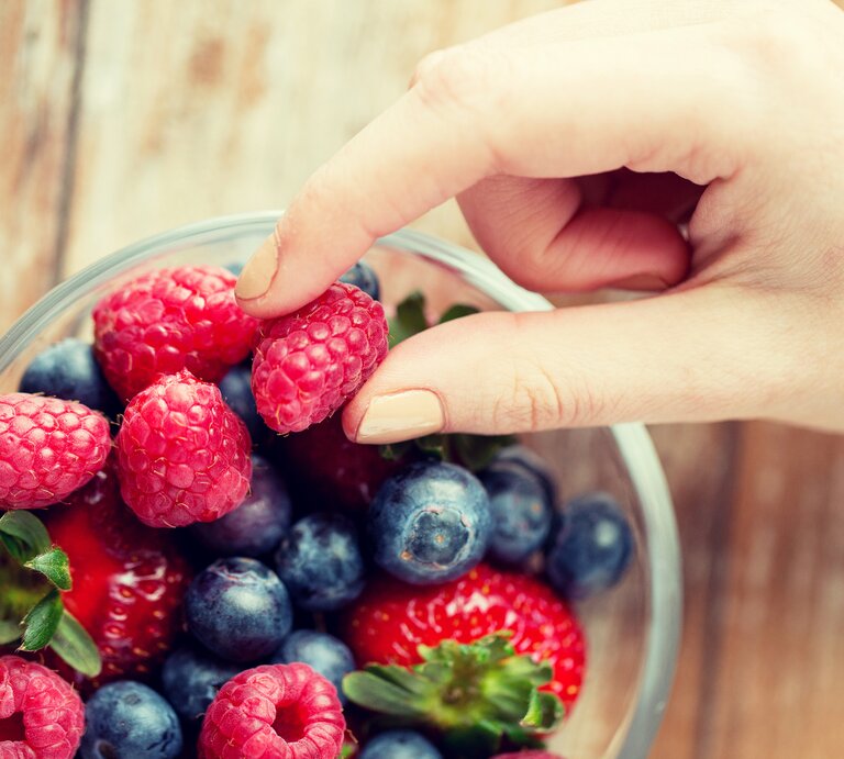 gemischte Beeren | © iStock/dolgachov