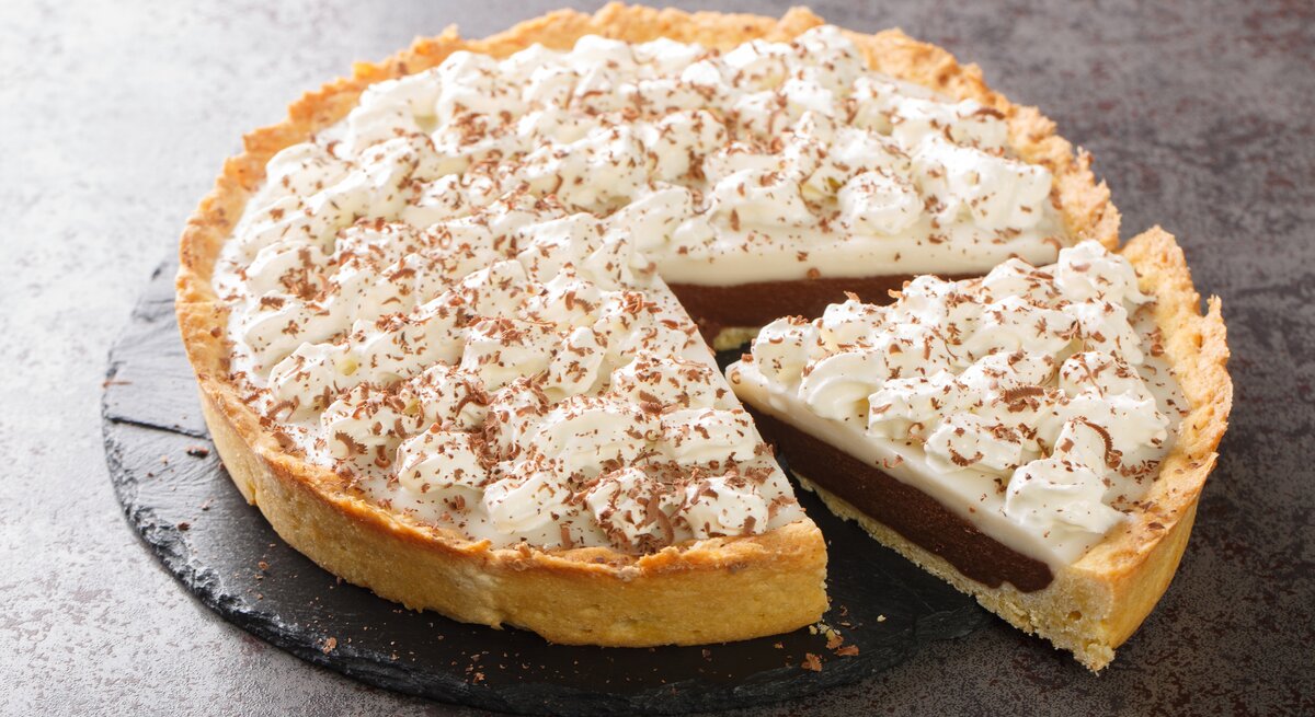 Chocolate Haupia Pie auf Schiefer. 