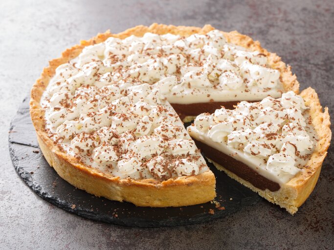 Chocolate Haupia Pie auf Schiefer.  | © Getty Images/ALLEKO