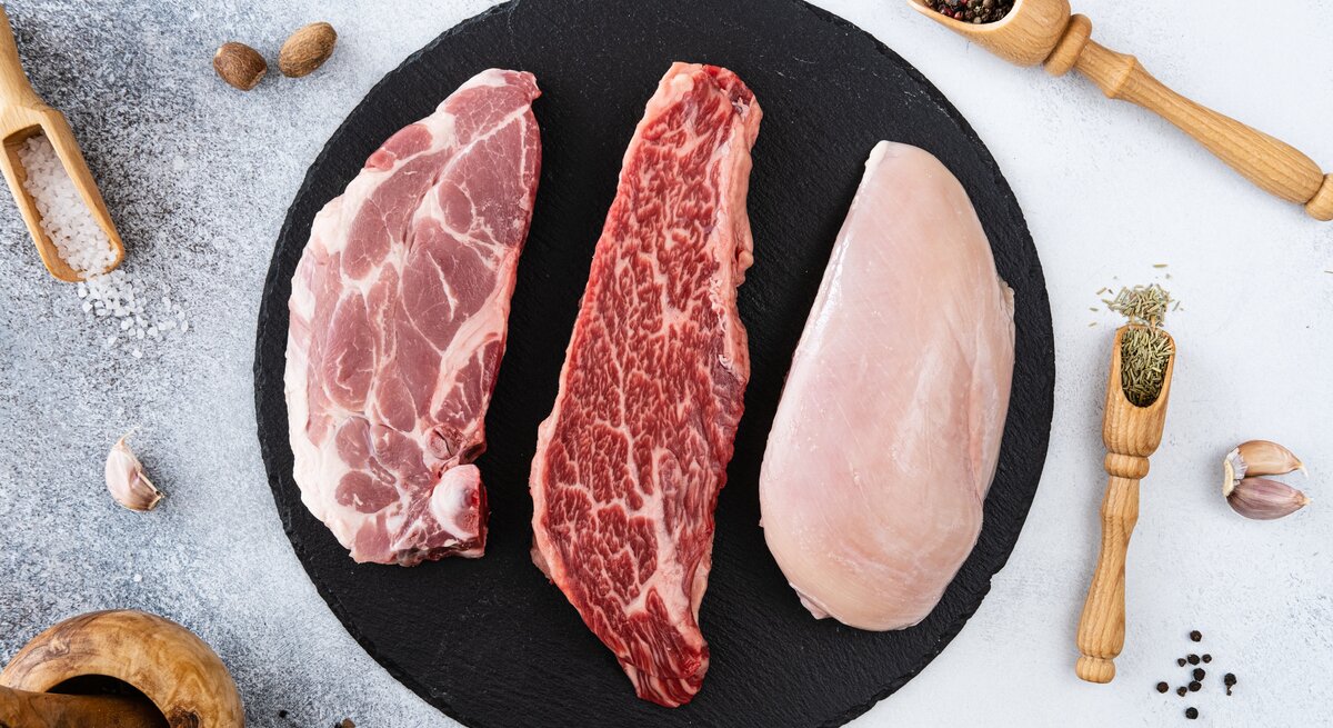 Draufblick: Nicht verdorbenes Fleisch vom Schwein, Rind und Geflügel.