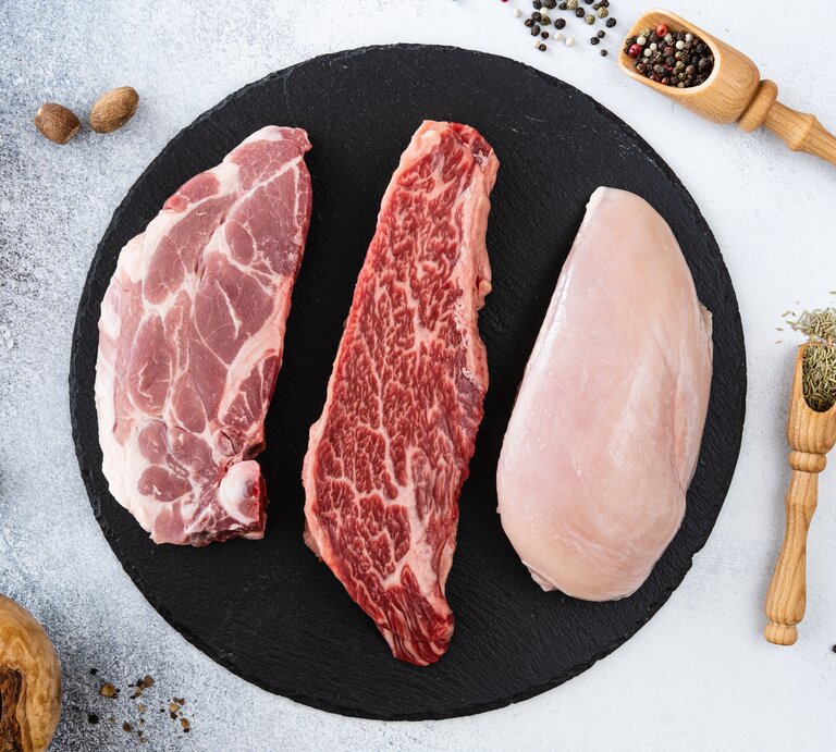 Draufblick: Nicht verdorbenes Fleisch vom Schwein, Rind und Geflügel. | © Getty Images