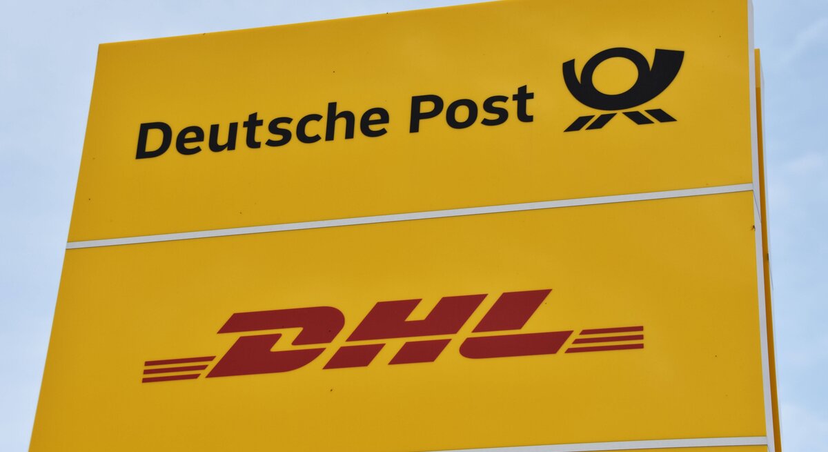 Das typisch gelbe Schild der Deutschen Post, darunter eines von DHL