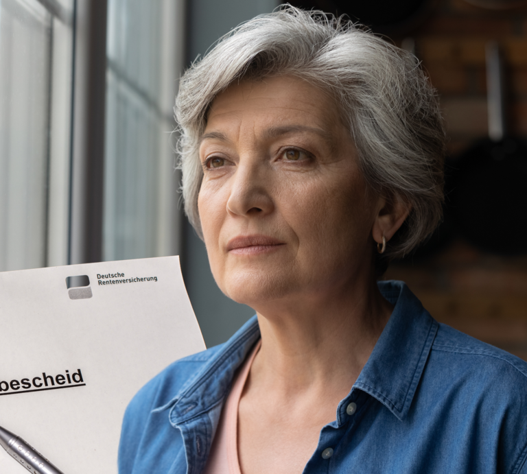 Witwenrente: Obwohl es zumeist Frauen betrifft, sind viele Frauen nicht umfassend informiert. | © Adobe Stock/ fizkes und Getty Images/ Ralf Geithe via Canva.com [M]