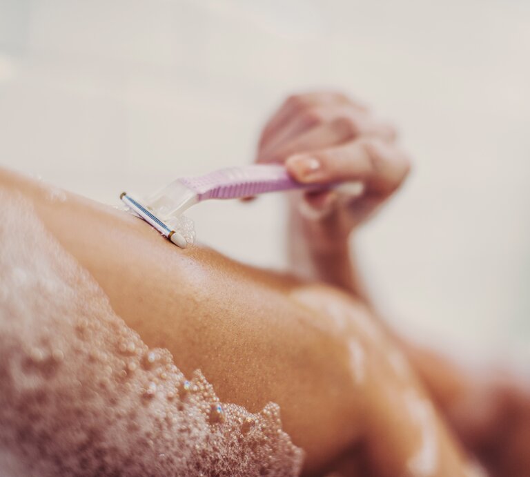 Tipps zum Beine rasieren. Tipps für Beinrasur  | © Getty Images/Guido Mieth