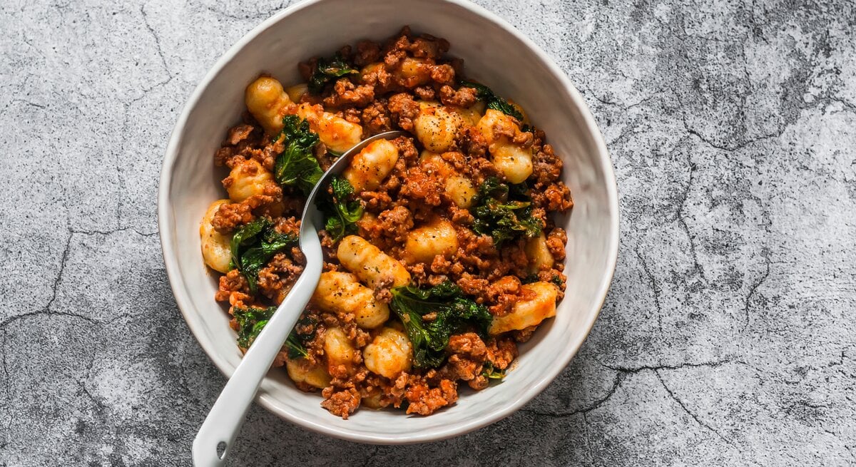 Aus der Vogelperspektive sieht man eine Gnocchi-Hack-Pfanne.