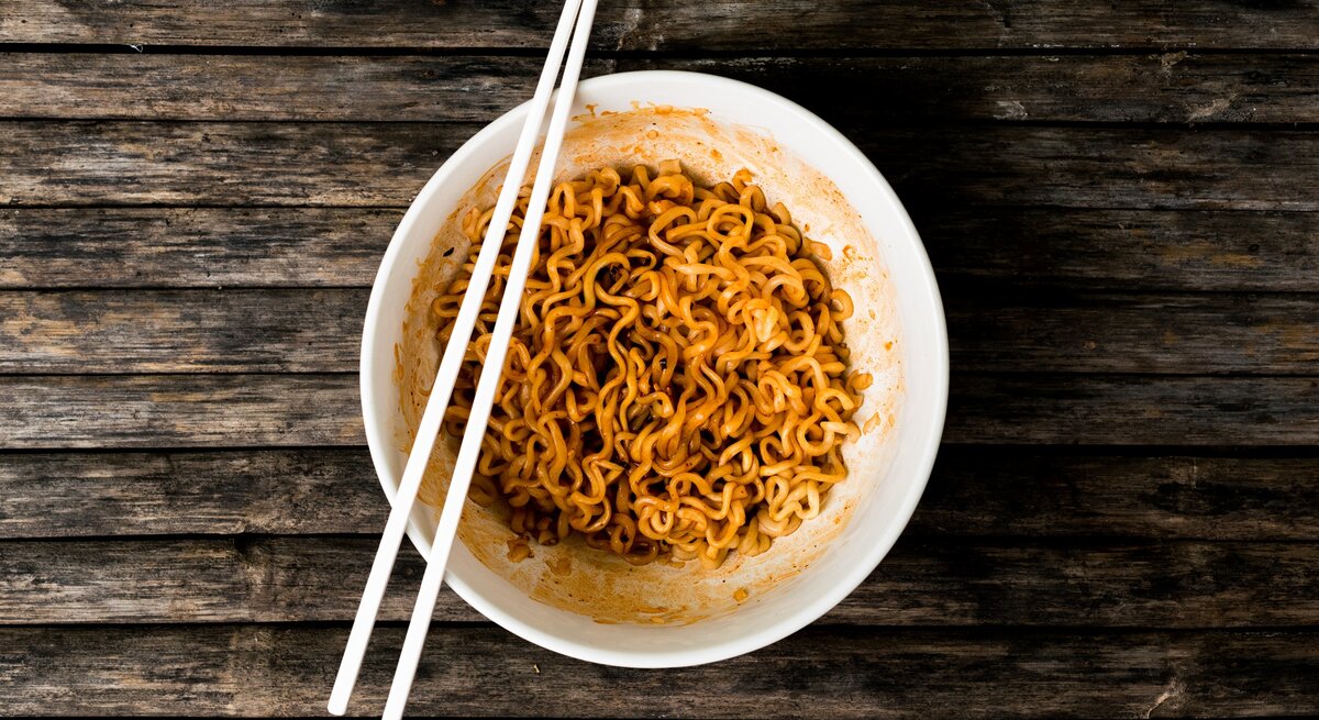 Eine Schale mit TikTok-Hit Ramen-Nudeln auf Hintergrund aus Holz