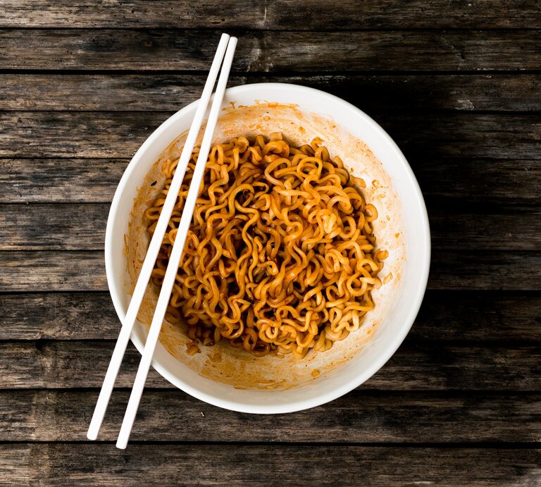 Eine Schale mit TikTok-Hit Ramen-Nudeln auf Hintergrund aus Holz | © Shutterstock/ Bus Stocker