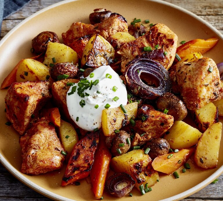 Auf einem Teller ist eine Portion Puten-Räuberfleisch angerichtet. Sie wird mit Sour Creme serviert. | © EAT CLUB / Isabell Triemer
