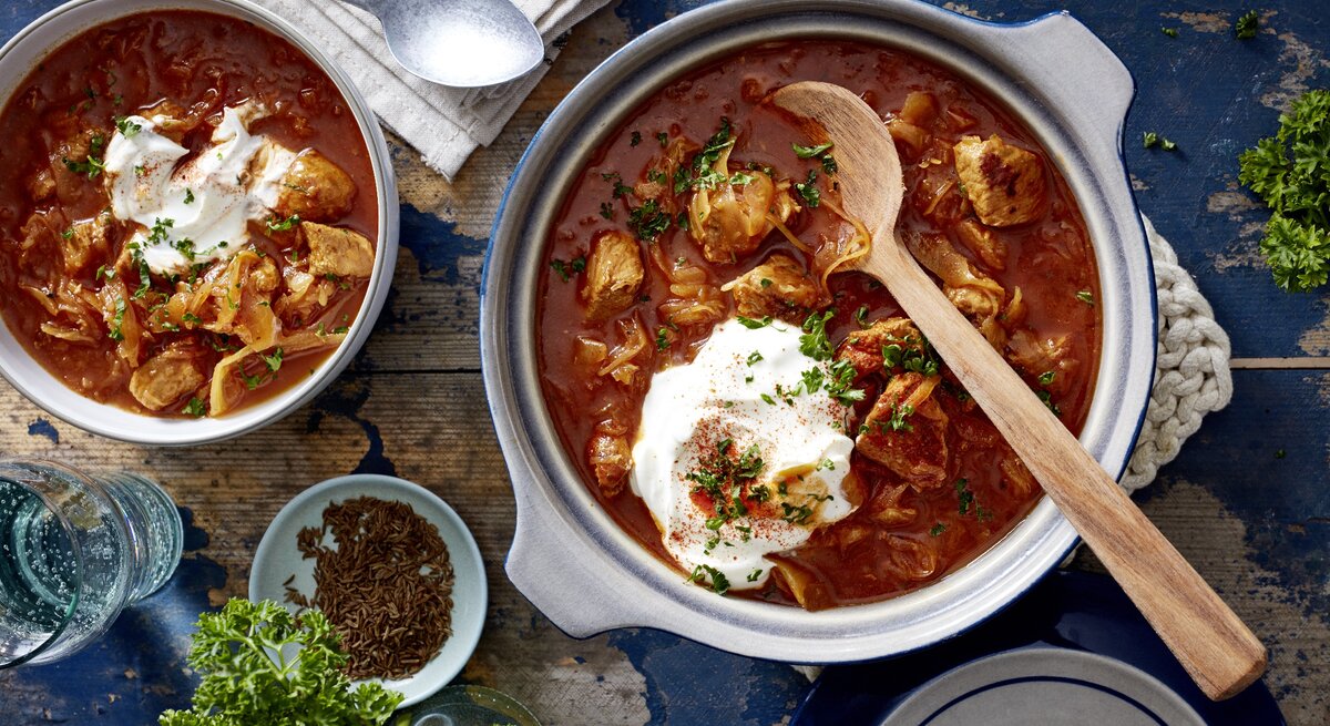 Krautgulasch in Topf und Schüssel.