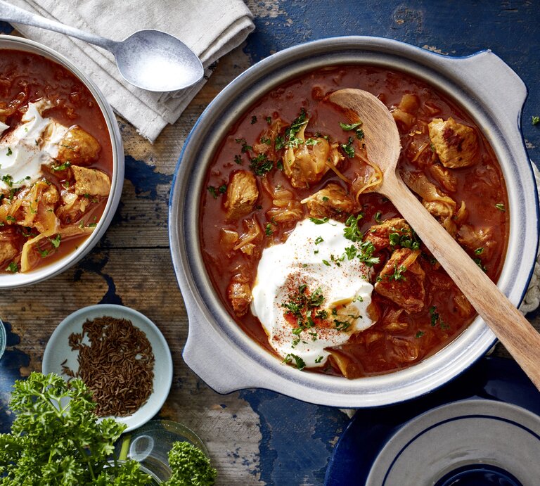 Krautgulasch in Topf und Schüssel. | © EAT CLUB/Isabell Triemer