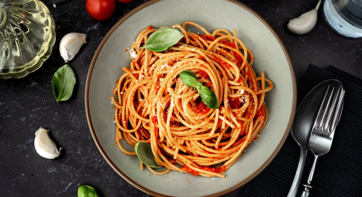 Spaghetti all'Assassina auf hellem Teller.