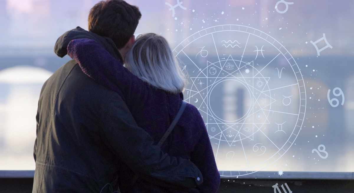 Blick auf ein Paar bei Abendstimmung von hinten, das die Arme umeinander gelegt hat und vor einem Geländer steht und auf einen Fluss schaut. Daneben der Zodiak mit den Tierkreiszeichen-Symbolen.