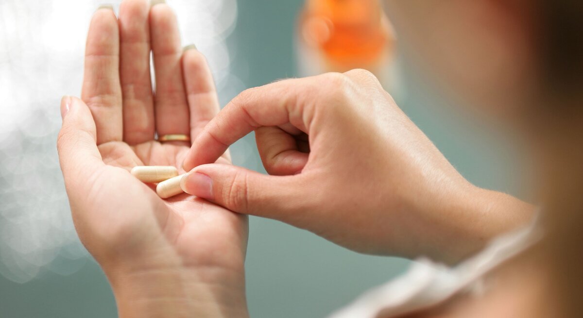 Die neun essentiellen Aminosäuren werden vom Körper nicht selbst gebildet und müssen mit der Nahrung oder Ergänzungsmitteln aufgenommen werden.