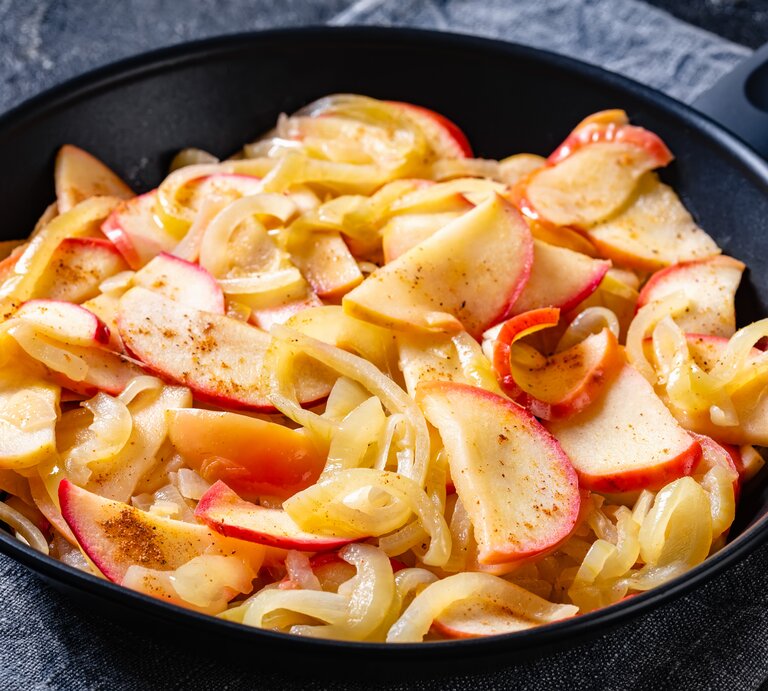 Apfel-Zwiebel-Gemüse ion schwarzer Pfanne.  | © Getty Images/from_my_point_of_view