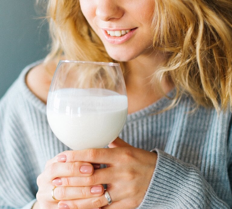 Frau trinkt Glas Buttermilch im Rahmen der Buttermilch-Diät. | © Shutterstock/Olga Golovizina