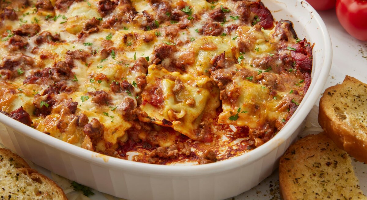 Ravioli-Hackfleisch-Auflauf in weißer Auflaufform