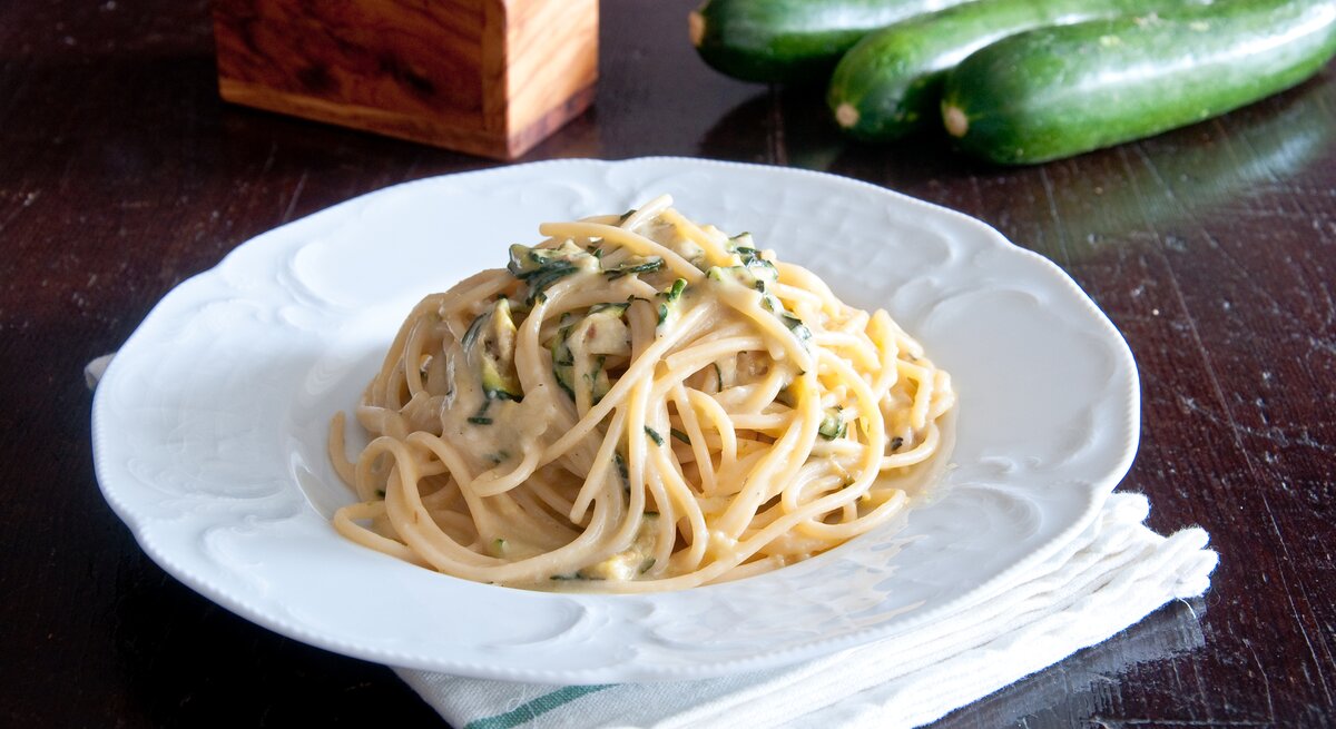 Spaghetti alla nerano auf weißem Teller. 