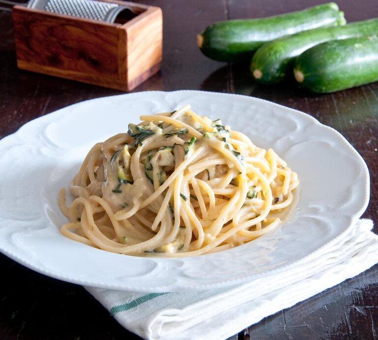 Spaghetti alla nerano auf weißem Teller.  | © Getty Images/giovanni1232
