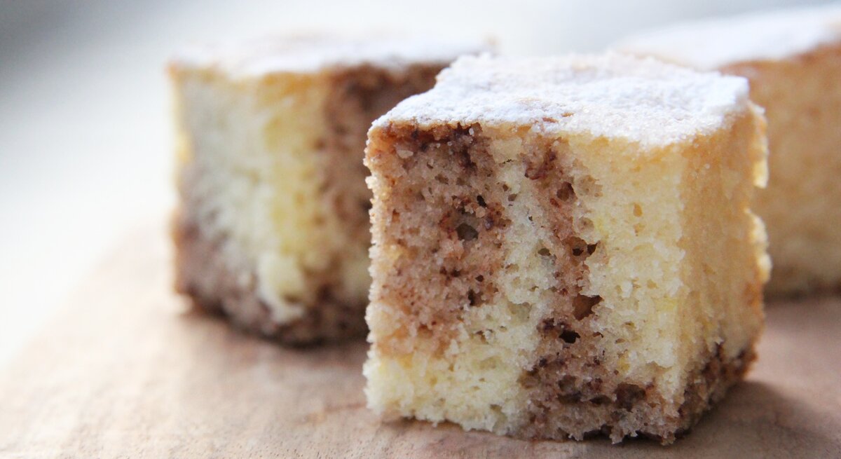 Marmorierter Rührkuchen mit Puderzucker. 