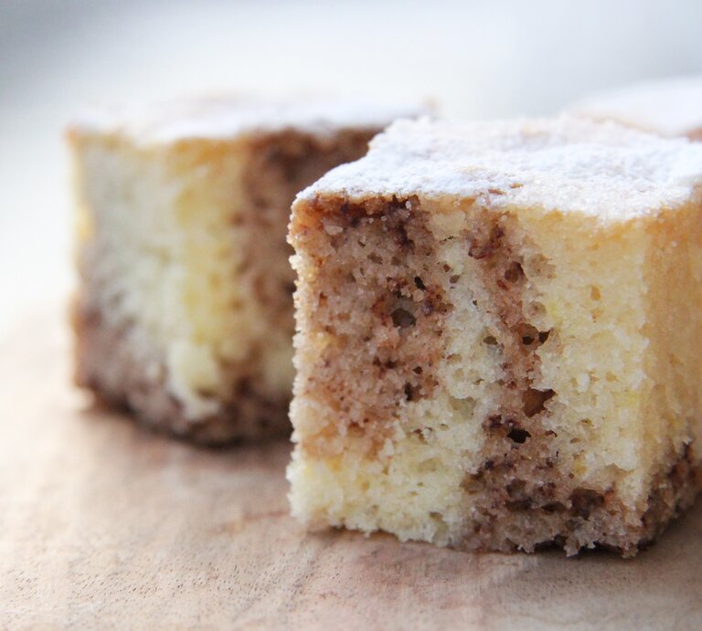 Marmorierter Rührkuchen mit Puderzucker.  | © Shutterstock/Tosa