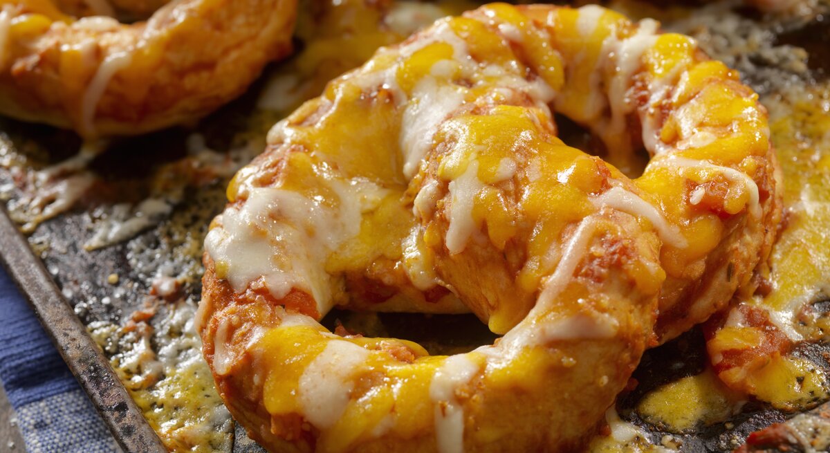 Überbackene Pizza-Bretzeln auf Blech. 