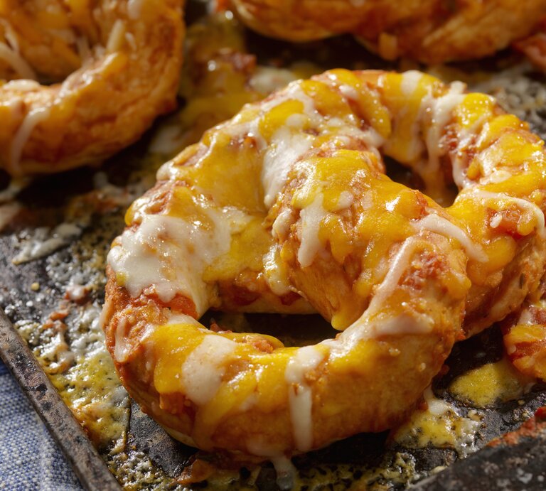 Überbackene Pizza-Bretzeln auf Blech.  | © Getty Images/LauriPatterson