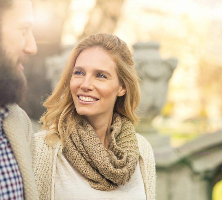 Mann und Frau flirten | © iStock/MStudioImages