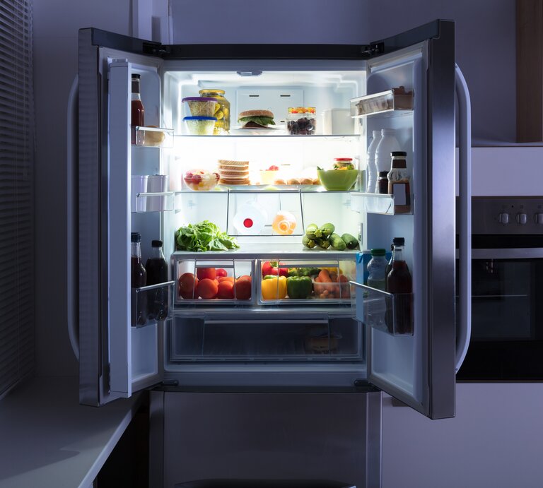 Blick in einen Kühlschrank, dessen Tür offensteht. | © Getty Images / Andrey Popov