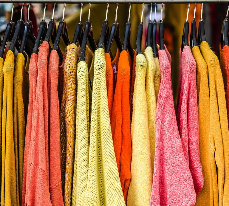 Bunte Kleider | © IMAGO / Kickner