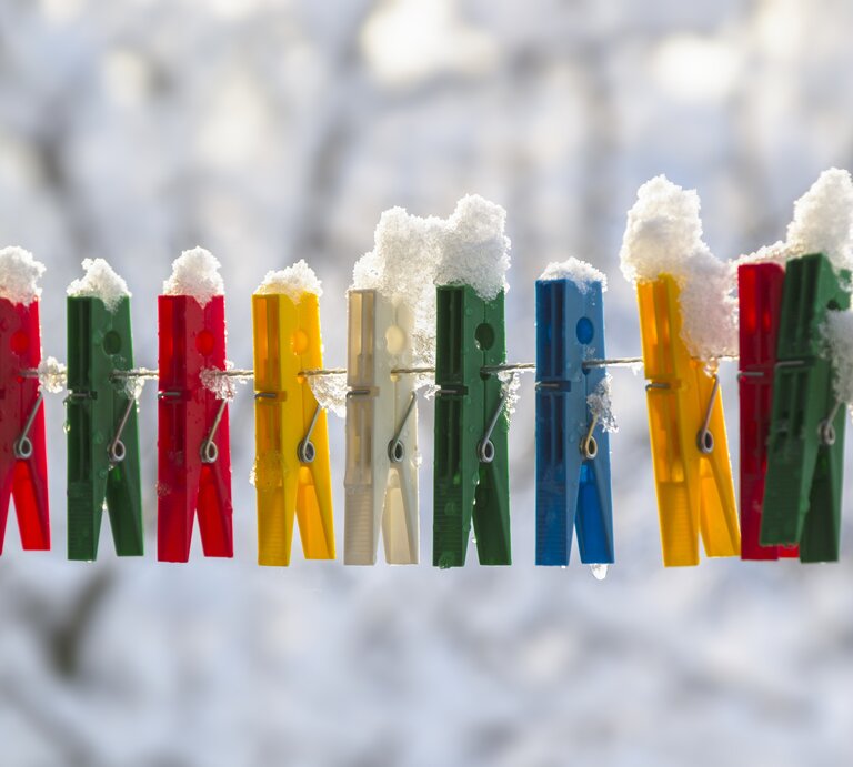 Wäsche trocknen im Winter | © iStock/PetarPaunchev