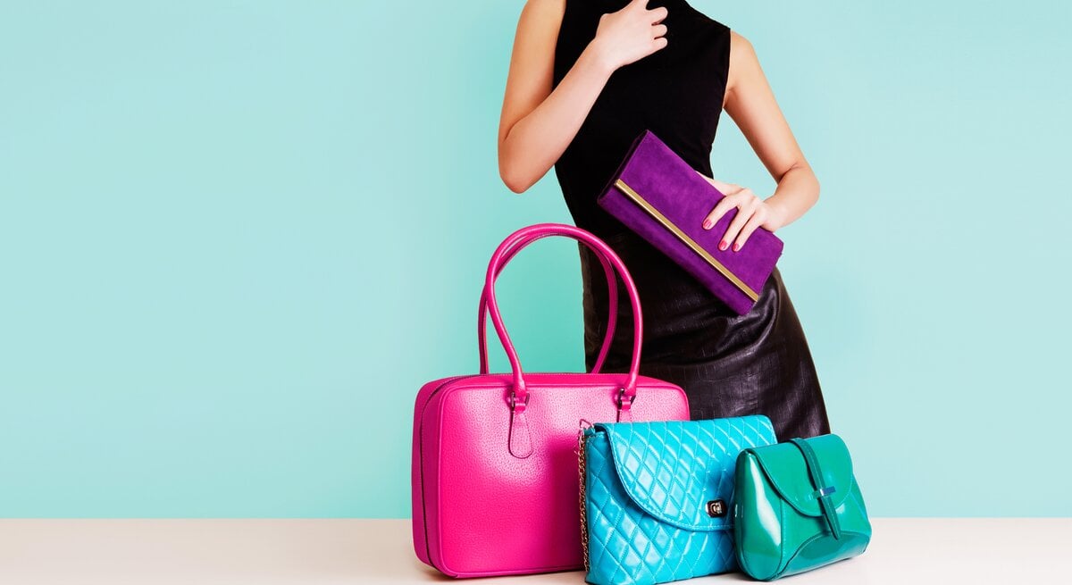 Frau mit verschiedenen Taschen.