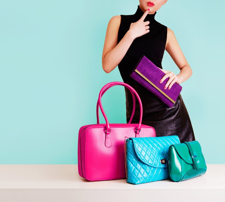 Frau mit verschiedenen Taschen. | © iStock.com / MoustacheGirl