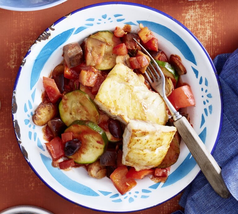 Auf einem Teller ist eine Portion Ratatouille mit Fisch aus der französischen Küche angerichtet. | © EAT CLUB / Isabell Triemer
