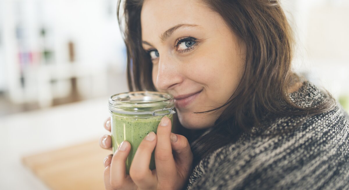 Frau trinkt grünen Smoothie im Rahmen des 3 Tage Detox Programms