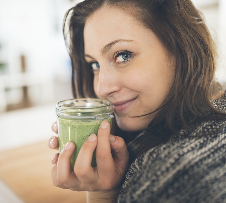 Frau trinkt grünen Smoothie im Rahmen des 3 Tage Detox Programms | © iStock/AzmanJaka