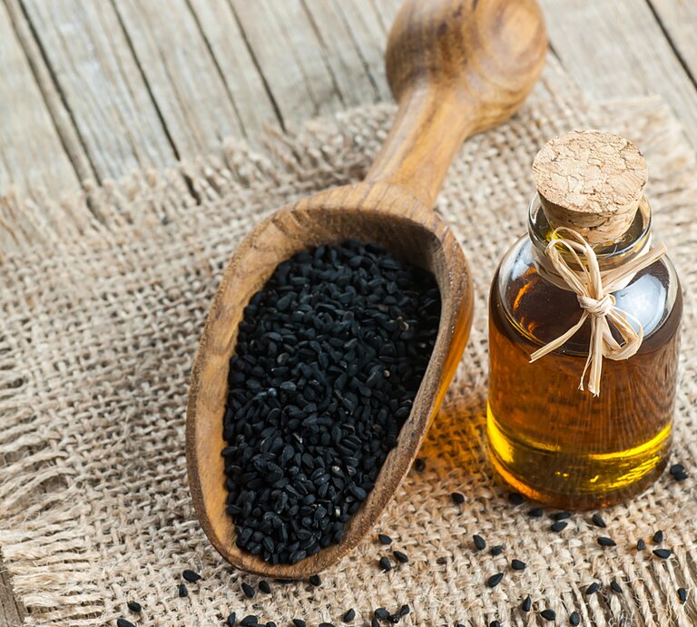 Schwarzkümmel und Schwarzkümmelöl sollen gesund sein. | © Getty Images / mescioglu