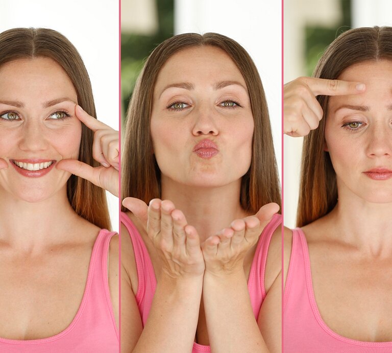 Eine dreiteilige Bildcollage einer Frau in einem pinken Tanktop, die verschiedene Gesichtsyoga-Übungen durchführt. Im ersten Bild lacht sie mit den Zeigefingern unter ihren Augen, im zweiten bildet sie einen Kussmund mit den Händen unter dem Kinn, und im dritten Bild legt sie ihre Zeigefinger auf die Stirn und sieht ernst. Die Übungen sollen zur Entspannung der Gesichtsmuskulatur beitragen und das Erscheinungsbild der Haut verbessern. | © Nick Corvetti (3) Collage BILD der FRAU