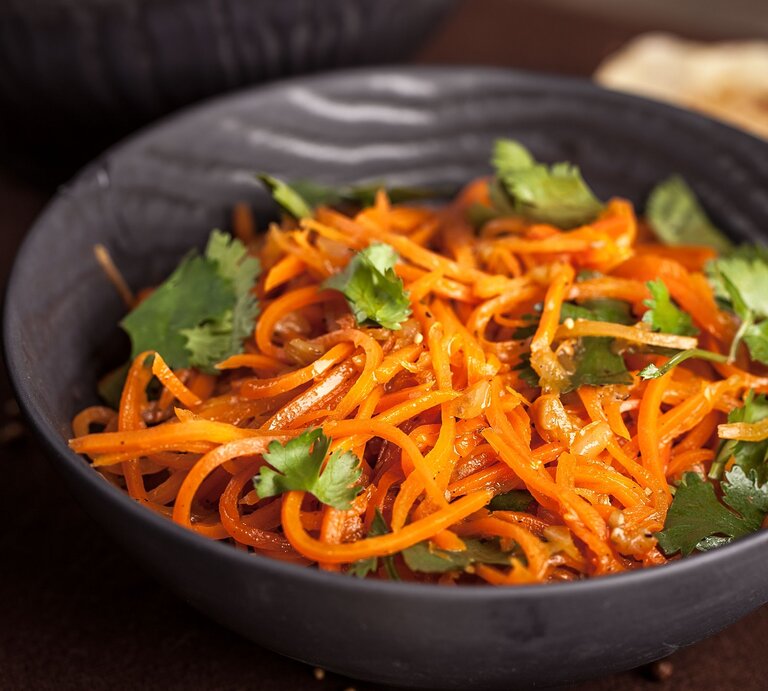 Eine Schüssel Morkowtscha, koreanischer Möhrensalat, mit Koriander garniert. | © Adobe Stock/ zukamilov