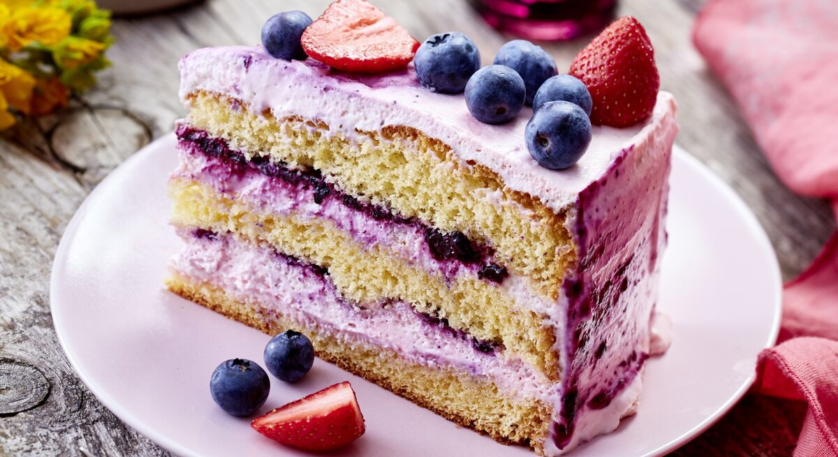 Die Frischkäse-Biskuittorte mit Blaubeeren und Erdbeeren ist nicht nur geschmacklich herausragend, sondern auch eine gute Wahl für alle, die Wert auf frische Zutaten und selbstgemachte Köstlichkeiten legen.