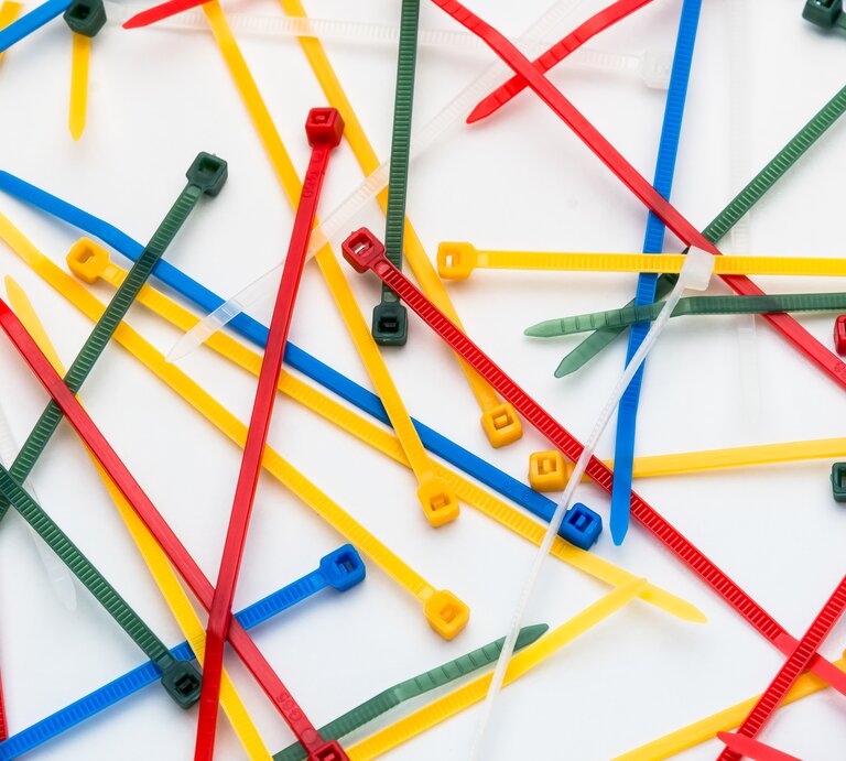 bunte kabelbinder lifehacks haushalt | © Getty Images / Takuya Suzuki / EyeEm
