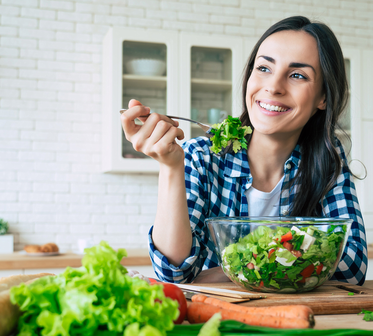 Frau isst Salat. | © Getty Images / Povozniuk