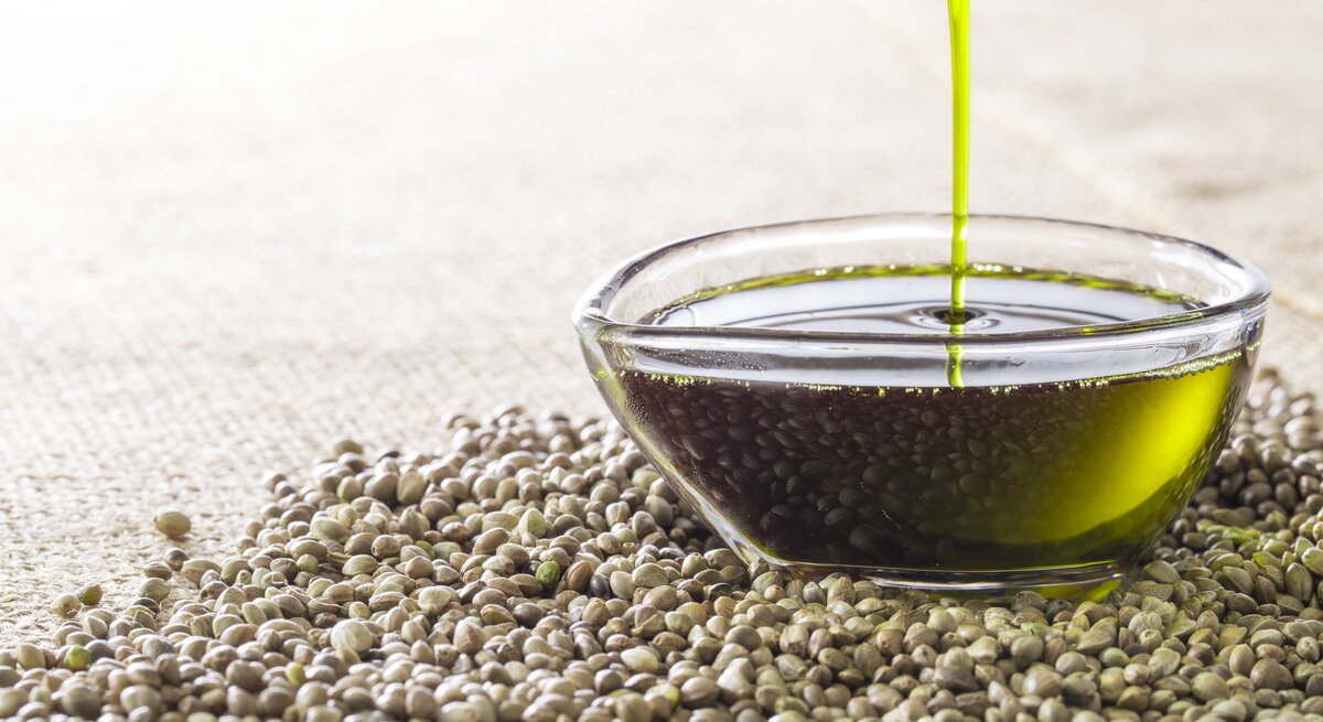 Hanföl ist ein echtes Superfood: Es enthält zahlreiche Nährstoffe inklusive des idealen Verhältnisses von wertvollen Omega-3 und Omega-6-Fettsäuren.