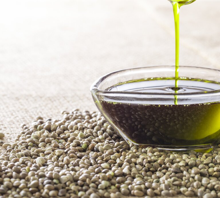 Hanföl ist ein echtes Superfood: Es enthält zahlreiche Nährstoffe inklusive des idealen Verhältnisses von wertvollen Omega-3 und Omega-6-Fettsäuren. | © iStock/kazoka30
