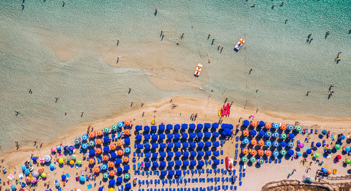Der Strand Spiaggia Della Pelosa auf Sardinien von oben. 