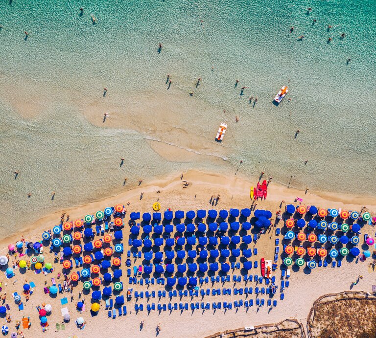 Der Strand Spiaggia Della Pelosa auf Sardinien von oben.  | © IMAGO / agefotostock