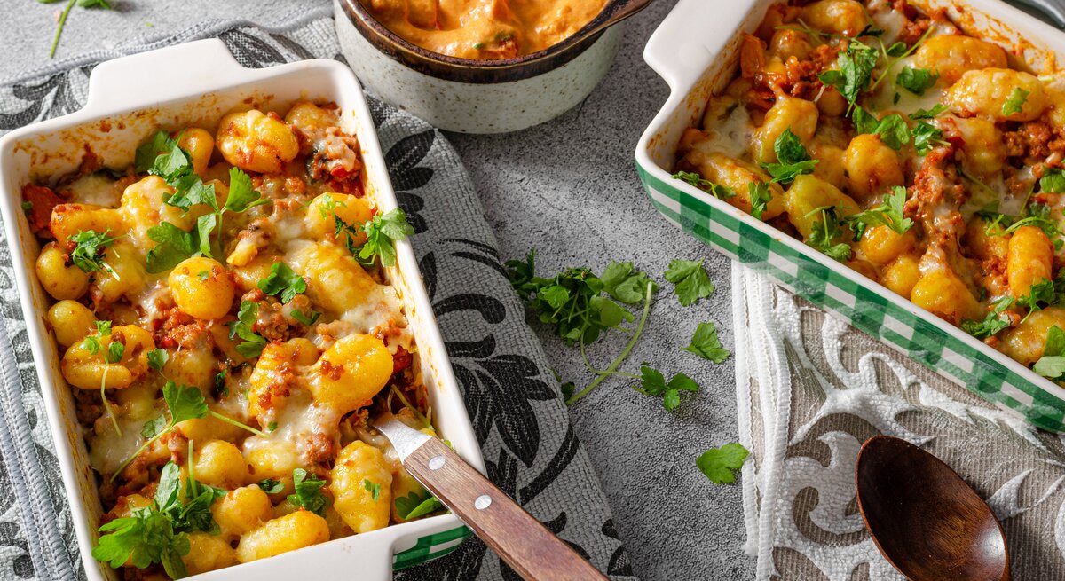 Gnocchi-Hack-Auflauf in weißer Auflaufform.