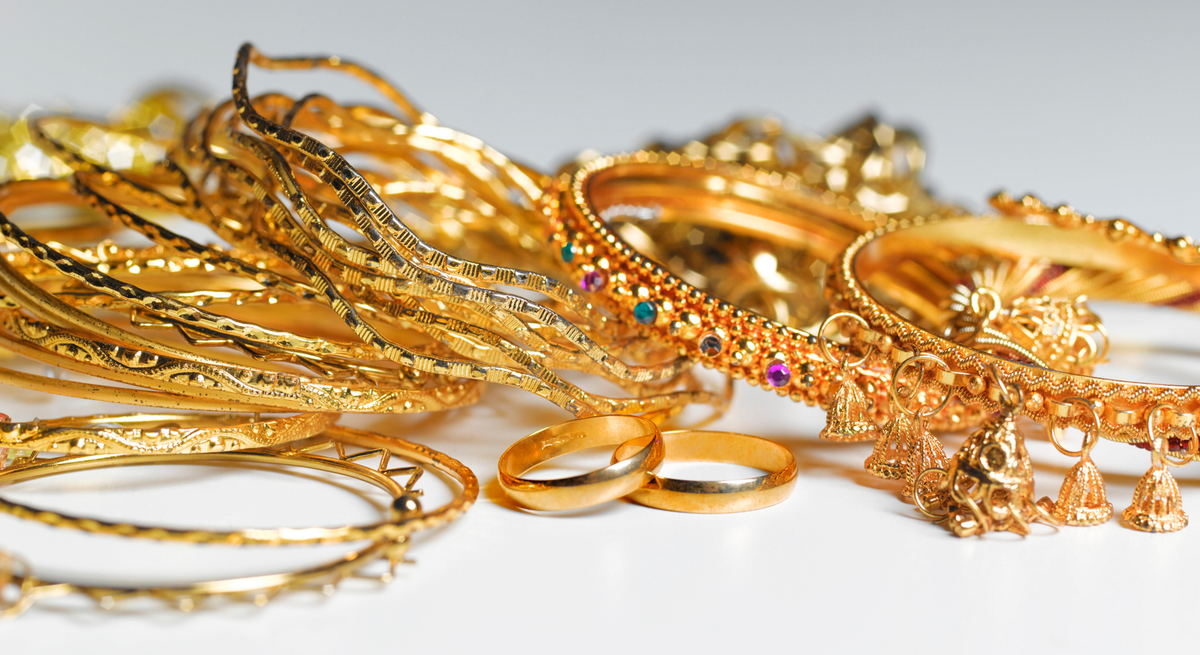 Verschiedene Stücke Goldschmuck